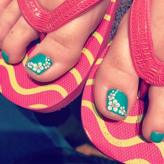 Sea Green Trendy Nail Art Design